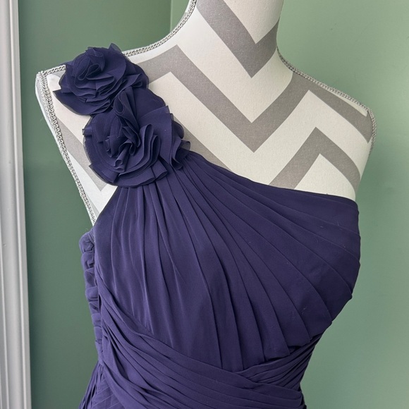 David's Bridal One-Shoulder Gown in Purple size 6 - Picture 4 of 11